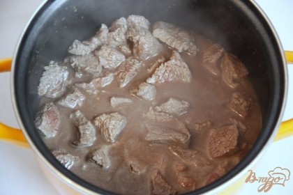Мясо нарезать небольшими кусочками обжарить на  сливоч.масле до румяности, подлить воды, дать закипеть, слить всю жидкость и вымыть кастрюлю, вернуть в неё  мясо.