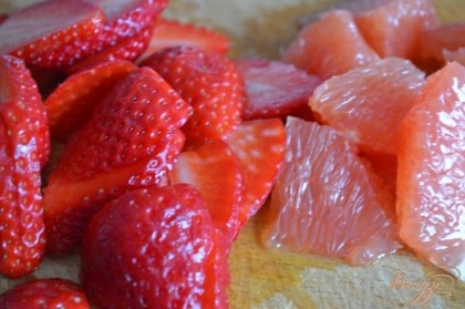 Клубнику и половинку грейпфрута нарезать на кусочки.