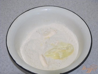 В тарелку просеиваю муку, добавляю мягкий маргарин. Можно использовать масло сливочное. Растираю муку с маргарином, чтобы образовалась крошка.
