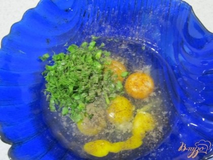 В подходящей емкости взбиваю яйца. Добавлю соль и перец черный молотый по вкусу, мелко рубленный укроп, зеленый лук.