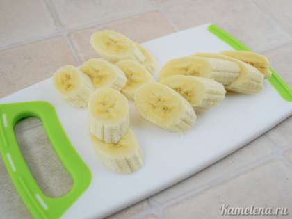 Банан порезать наискосок ломтиками.