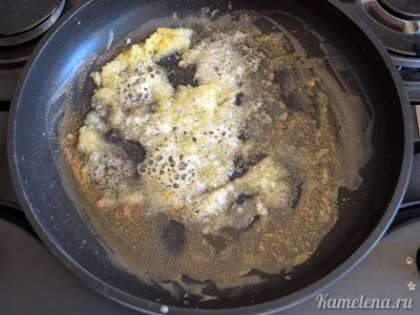 На сковороде растопить сливочное масло, посыпать сахаром, довести на среднем огне до легкого коричневатого цвета.