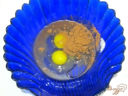 В подходящей емкости смешиваю куриные яйца, теплую воду, какао, соль, сахар и оливковое масло.