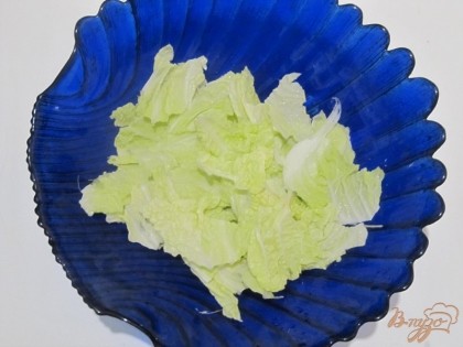 В салатную тарелку нарву руками листья капусты пекинской.