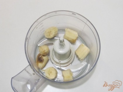 Чтобы приготовить банановый двухцветный десерт, буду использовать такие ингредиенты: банан, классический йогурт, грецкий орех, какао-порошок, мед жидкий по вкусу. Банан промою, очищу от кожуры. Нагрею минуту в микроволновке. Нарежу кружочками. Помещаю в чашу кухонного комбайна. Измельчаю до кремообразного состояния.