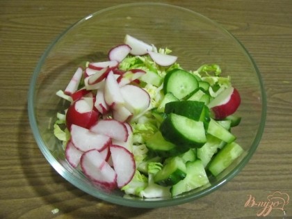 В салатную тарелку нарезаю капусту, редиску, огурец.