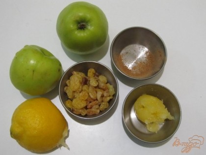 Чтобы приготовить салат с яблоком и корицей, буду использовать такие ингредиенты: яблоко, изюм, лимонный сок, мед натуральный цветочный, корицу по вкусу.