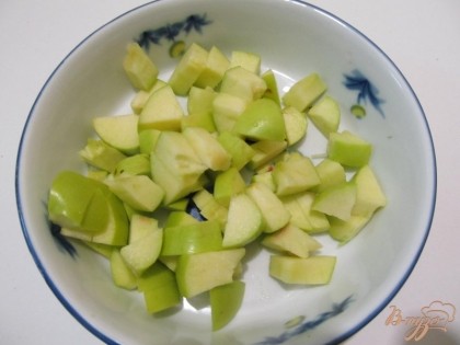 Промою яблоко, кожицу оставляю, вынимаю сердцевину и нарежу небольшими кусочками в салатник.