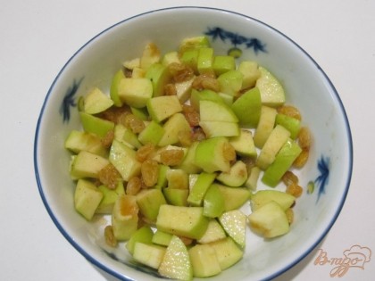 Готово! Перекладываю к яблокам изюм и добавляю соус, тщательно перемешаем салат. Салат с яблоком и корицей готов.