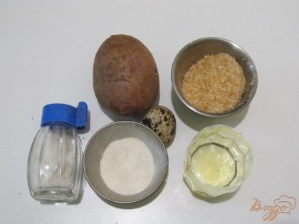 Чтобы приготовить картофельные шарики, буду использовать такие ингредиенты: картофель, муку пшеничную, сухари панировочные, подсолнечное масло, перепелиное яйцо.