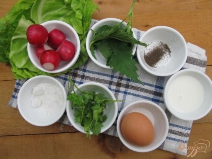 Для приготовления омлета возьмем яйцо, крапиву, петрушку, редис, соль и перец, молоко, масло сливочное, лист капусты.