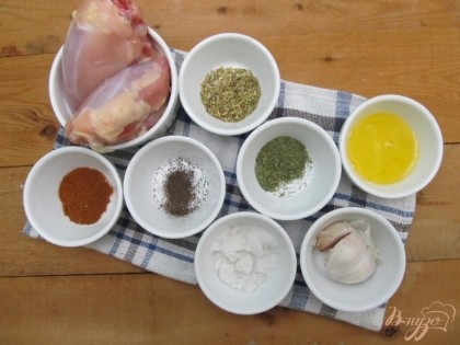 Для приготовления бедер гриль нам понадобятся такие ингредиенты: белра куриные, соль и перец по вкусу. Для маринада чеснок, подсолнечное масло, майоран, паприка, мед, укроп сушеный.