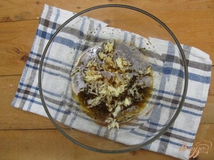 В глубокой тарелке соединяем все ингредиенты для маринада.