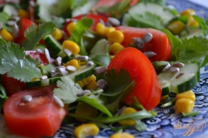По тарелочкам разложить салатные листья или смесь из салатных листьев (разных сортов) , затем овощи по вкусу.