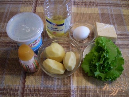 Продуктовый набор перед вами. Листья салата и яйца вымыть. Картофель очистить.