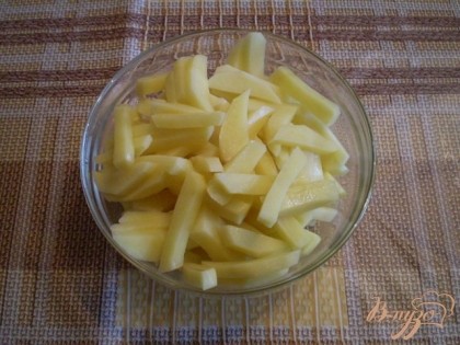 Картофель нарезать очень тонко соломкой.