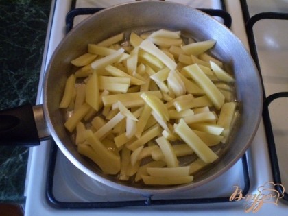 На растительном масле обжариваем картофель до готовности. Солим по вкусу.