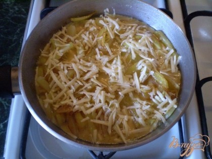 Готовый картофель заливаем яйцами со сметаной, посыпаем сыром. Накрываем крышкой и на медленном огне томим 5-7 минут.