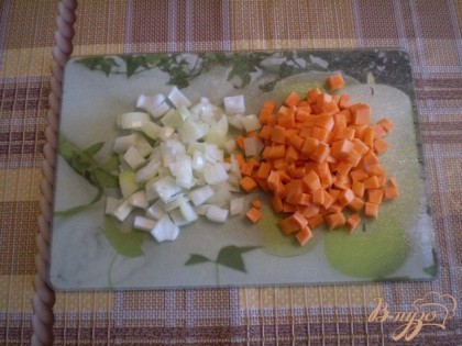 Лук и морковь порезала кубиками.