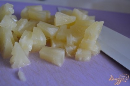 Колечки ананаса нарезать на мелкие кусочки.Ананас можно взять свежий.