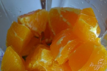 Апельсины почистить от кожуры и нарезать на кусочки.Уложить в блендер.