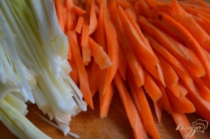 Морковь и порей нарезать соломкой.