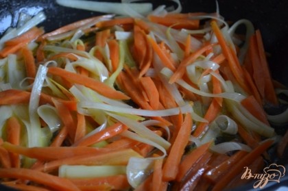 В глубокой сковороде , где можно будет подбрасывать овощи, нагреваем оливковое масло и сливочное. Огонь средний. Сначала идет морковь и порей, готовим 5-7 мин. подбрасывая овощи и обеспечивая им равномерное и быстрое приготовление.