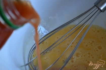 Яйца немного взбить венчиком и влить томатный сок. Соль и сахар добавляем по вкусу.