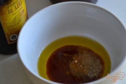 Приготоми соус-маринад для грибов.В мисочке смешать оливковое масло, немного орехового, херес, сухой имбирь, соль и сухой чеснок по вкусу.