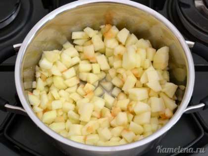 Готовим соус. Яблоки очистить от кожуры, порезать небольшими кубиками. Положить в кастрюлю, добавить сахар, налить треть стакана воды.