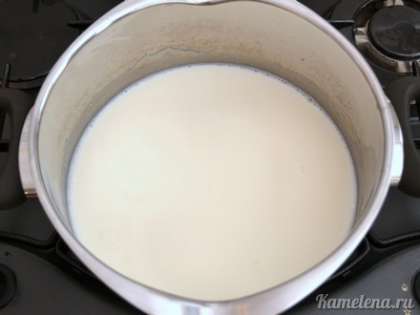 Готовим манный пудинг. Молоко налить в кастрюлю, добавить сахар, ванильный сахар, соль, довести до кипения.