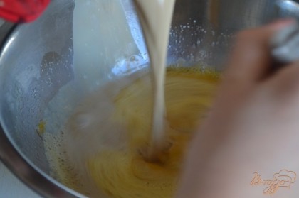 Горячую смесь вылить тонкой струйкой во взбитые с сахаром яйца.Энергично перемешать венчиком.