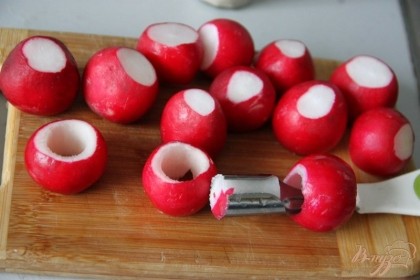 Редиску (круглую, крупную) помыть, срезать хвостики. Вынуть серединку приспособлением для выемки сердцевины яблок.