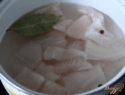 Рыбу отварить в подсоленной воде с лавр.листом и перцем, минут 5 после закипания.