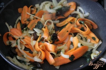 На разогретом масле обжарить лук, добавить морковь, жарить до мягкости, помешивая.Добавить сельдерей (у меня - листья из заморозки) и размягчённые, мелко нарезанные  сухофрукты.
