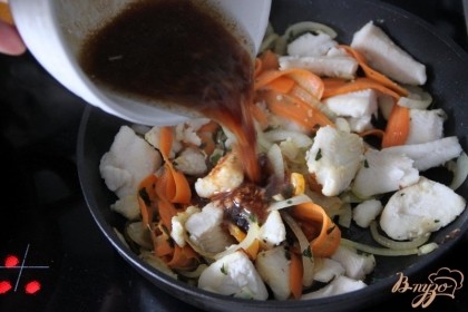 Залить соусом овощи с рыбой на сковороде, перемешать, выключить плиту, дать настояться.