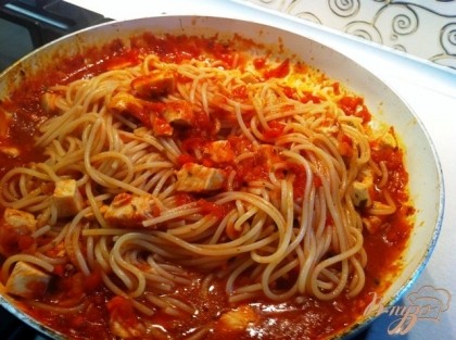 Кладем спагетти в соус и перемешиваем, доводим до кипения и выключаем.