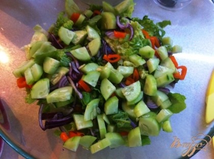 Смешиваем порезанные овощи.
