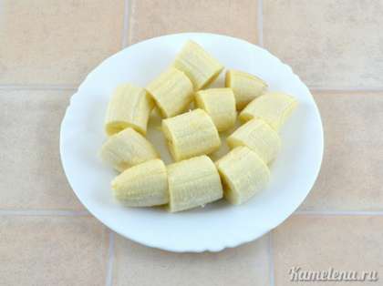 Бананы почистить, порезать крупными кусочками, положить в морозилку на 3-4 часа до полного замерзания.