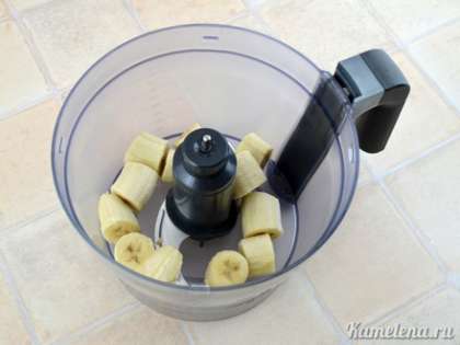 Переложить бананы в измельчитель или блендер.