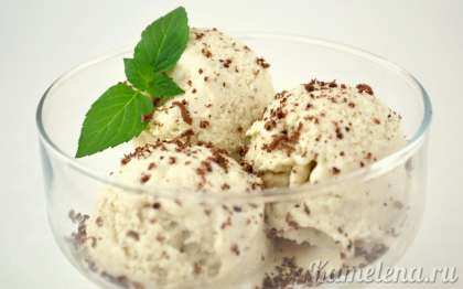 Ложкой для мороженого или обычной ложкой, выложить банановое мороженое в креманку, можно посыпать тертым шоколадом или орехами.