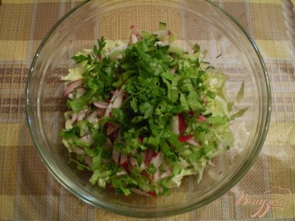 Добавьте мелко рубленную зелень и листья салата.
