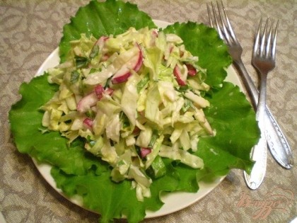 Готово! На порционную тарелочку уложите листья салата, сверху порцию салата. Кушать свежеприготовленным, хранению не подлежит. Приятного!