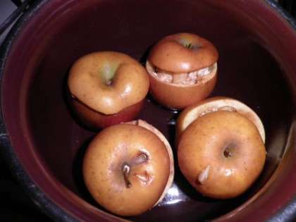 Яблоки положить в кастрюльку, добавить воды и запечь в духовке