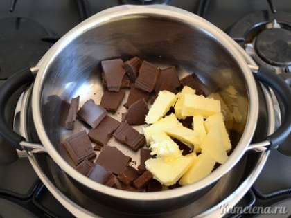 Шоколад поломать на кусочки, положить в емкость, добавить кубики масла.  Сделать водяную баню - поставить емкость с шоколадом в кастрюлю с водой (вода не должна касаться низа кастрюли).