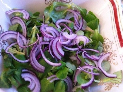 В салатник кладем часть салата корн, лука и сбрызгиваем соком лайма.