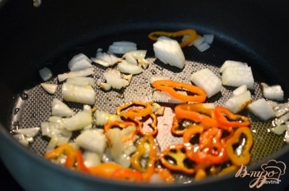 За это время приготовим рис. на горячую сковороду выльем масло, добавим лук и сладкий перец. Готовим 5 мин.