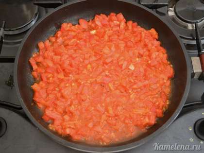 Положить помидоры на сковороду, немного посолить, поперчить, добавить чеснок, выдавленный через чеснокодавилку. Тушить на небольшом огне под крышкой 10 минут.