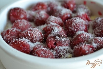Разложить ягоды и посыпать сахаром.
