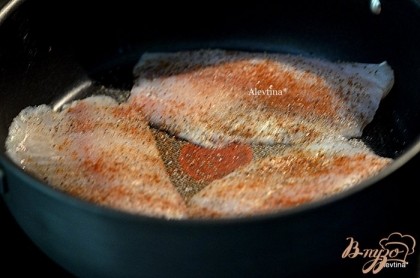 Разогреть сковороду, добавить оливковое масло и обжарить филе тилапии с обеих сторон.